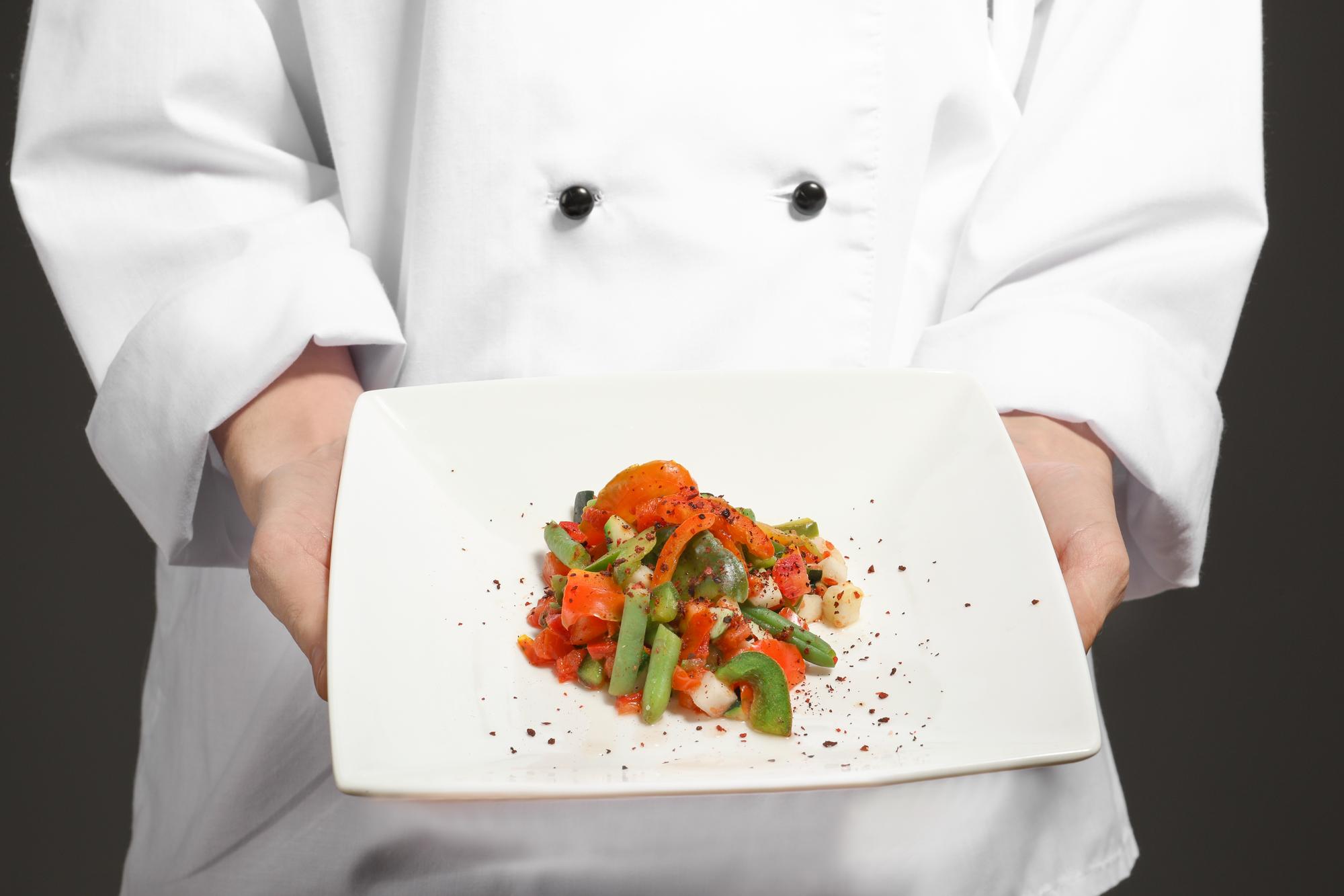 Chef che mostra piatto finito davanti alla videocamera